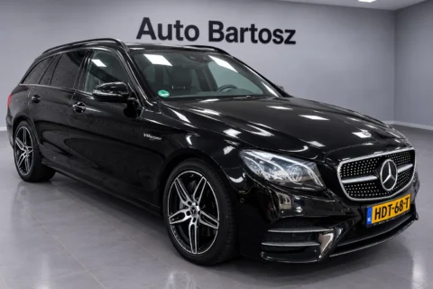 zwarte mercedes amg in showroom (1) edited