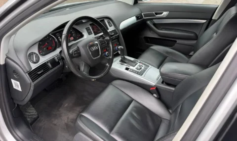 Audi A6 Avant 2.0 TFSI Pro Line 2010 instrumentenpaneel gefotografeerd door het raam aan de bestuurders kant, binnenaanzicht