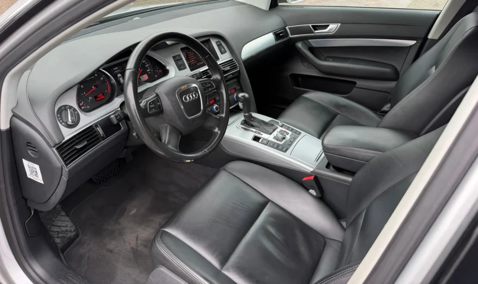 Audi A6 Avant 2.0 TFSI Pro Line 2010 instrumentenpaneel gefotografeerd door het raam aan de bestuurders kant, binnenaanzicht