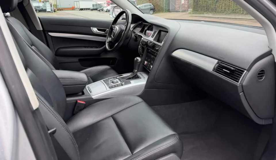 Audi A6 Avant 2.0 TFSI Pro Line 2010 instrumentenpaneel gefotografeerd door het raam aan de passagiers kant, binnenaanzicht