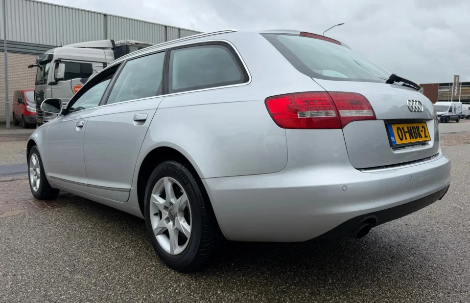 Audi A6 Avant 2.0 TFSI Pro Line 2010, aanzicht van links achterkant