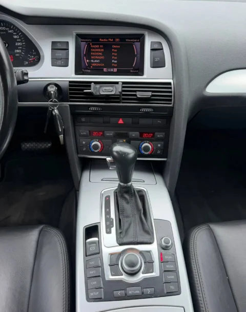Audi A6 Avant 2.0 TFSI Pro Line 2010 middenconsole met bedieningselementen en versnellingsbak