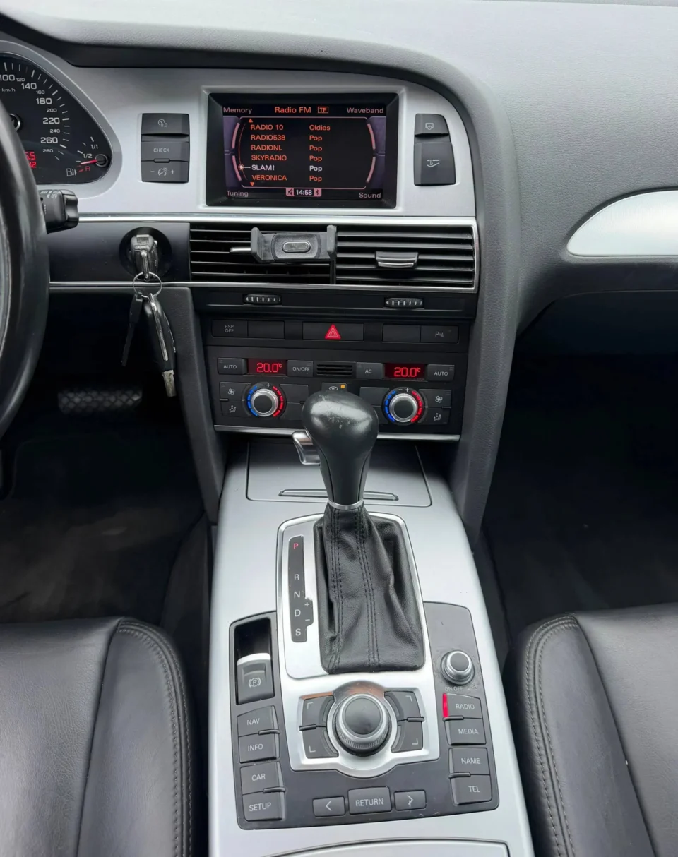 Audi A6 Avant 2.0 TFSI Pro Line 2010 middenconsole met bedieningselementen en versnellingsbak