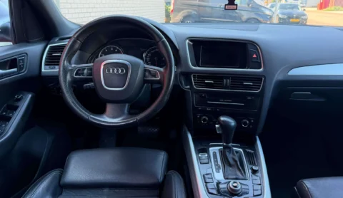 Audi Q5 2.0 TFSI quattro Pro Line 2011 volledig instrumentenpaneel met digitale displays en bedieningselementen