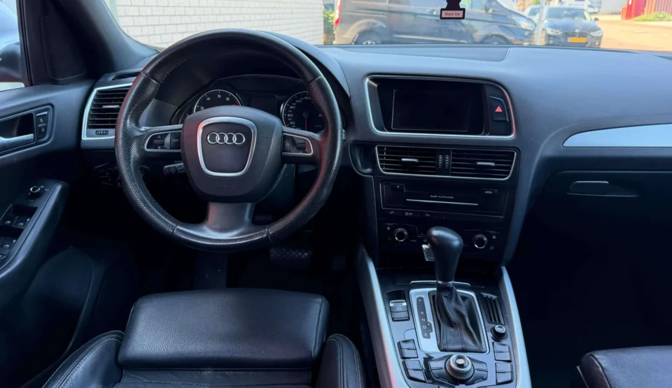 Audi Q5 2.0 TFSI quattro Pro Line 2011 volledig instrumentenpaneel met digitale displays en bedieningselementen