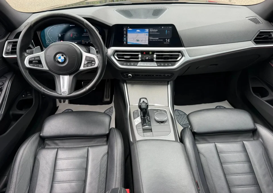BMW 3-Serie Touring 330e High Executive M-Pakket 2021 volledig instrumentenpaneel met digitale displays en bedieningselementen