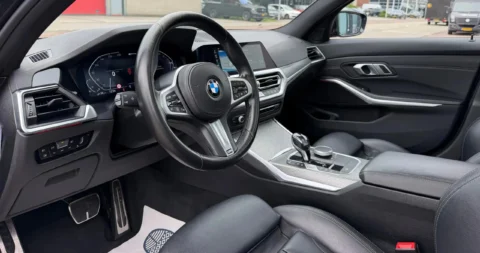 BMW 3-Serie Touring 330e High Executive M-Pakket 2021 instrumentenpaneel gefotografeerd door het raam aan de bestuurders kant, binnenaanzicht