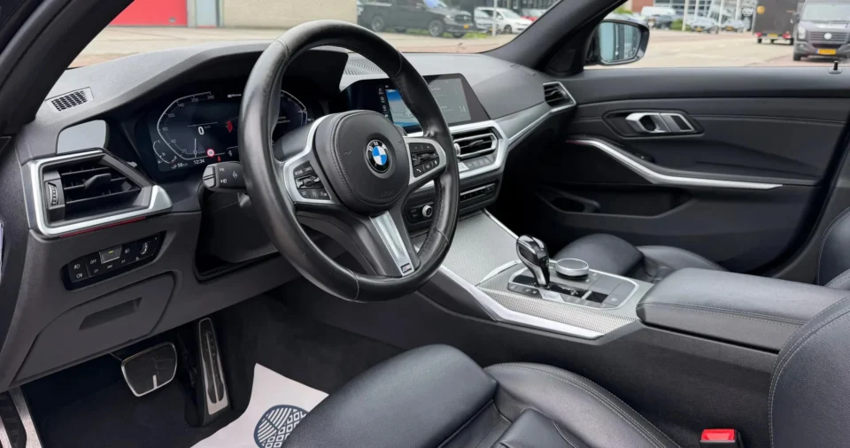 BMW 3-Serie Touring 330e High Executive M-Pakket 2021 instrumentenpaneel gefotografeerd door het raam aan de bestuurders kant, binnenaanzicht