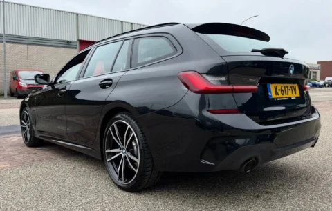 BMW 3-Serie Touring 330e High Executive M-Pakket 2021, aanzicht van links achterkant