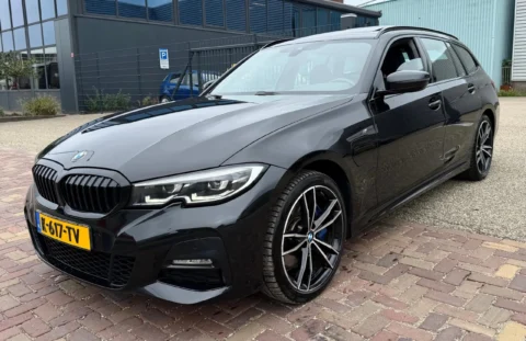 BMW 3-Serie Touring 330e High Executive M-Pakket 2021, aanzicht van links voorkant