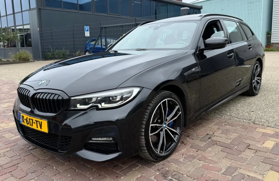 BMW 3-Serie Touring 330e High Executive M-Pakket 2021, aanzicht van links voorkant
