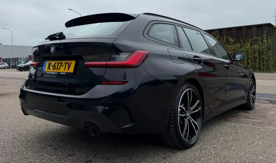 BMW 3-Serie Touring 330e High Executive M-Pakket 2021, aanzicht van rechts achterkant