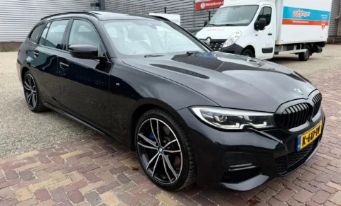 BMW 3-Serie Touring 330e High Executive M-Pakket 2021, aanzicht van rechts voorkant