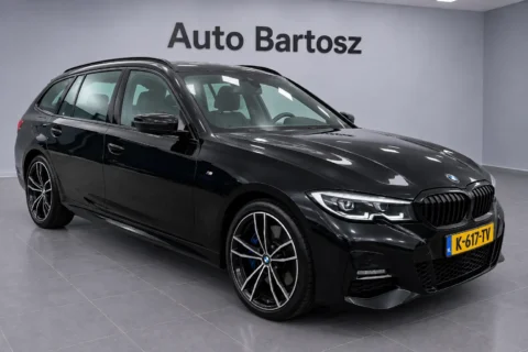 BMW 3-Serie Touring 330e High Executive M-Pakket 2021, volledig voertuig in showroom zichtbaar
