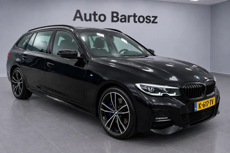 BMW 3-Serie Touring 330e High Executive M-Pakket 2021, volledig voertuig in showroom zichtbaar