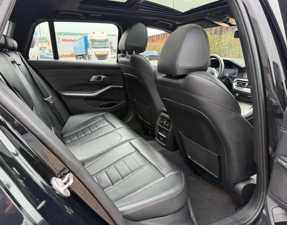 BMW 3-Serie Touring 330e High Executive M-Pakket 2021 achterbank zitplaatsen met ruime beenruimte en comfort features