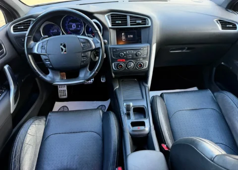 Full dashboard view of Citroën DS4 1.6 THP So Chic 2011