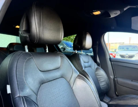 Leather seats and headrests in Citroën DS4 1.6 THP So Chic 2011
