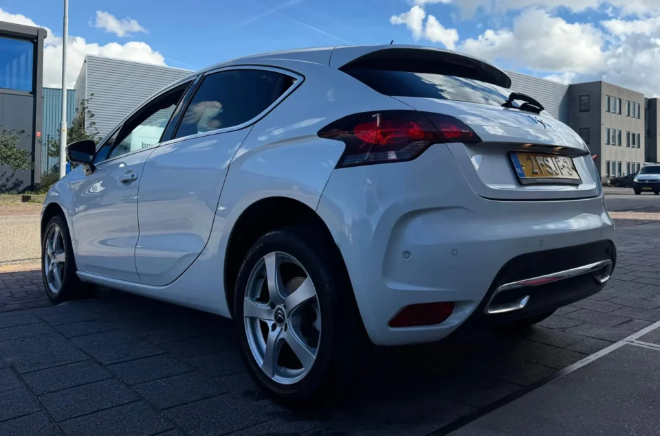 Left rear view of Citroën DS4 1.6 THP So Chic 2011