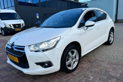 Left front view of Citroën DS4 1.6 THP So Chic 2011