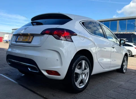 Right rear view of Citroën DS4 1.6 THP So Chic 2011