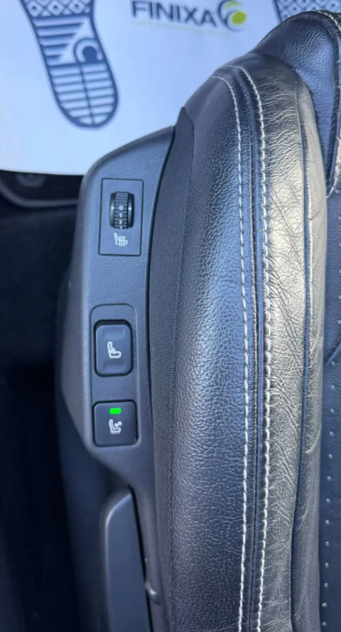 Seat heating and seat back adjustment controls in Citroën DS4 1.6 THP So Chic 2011