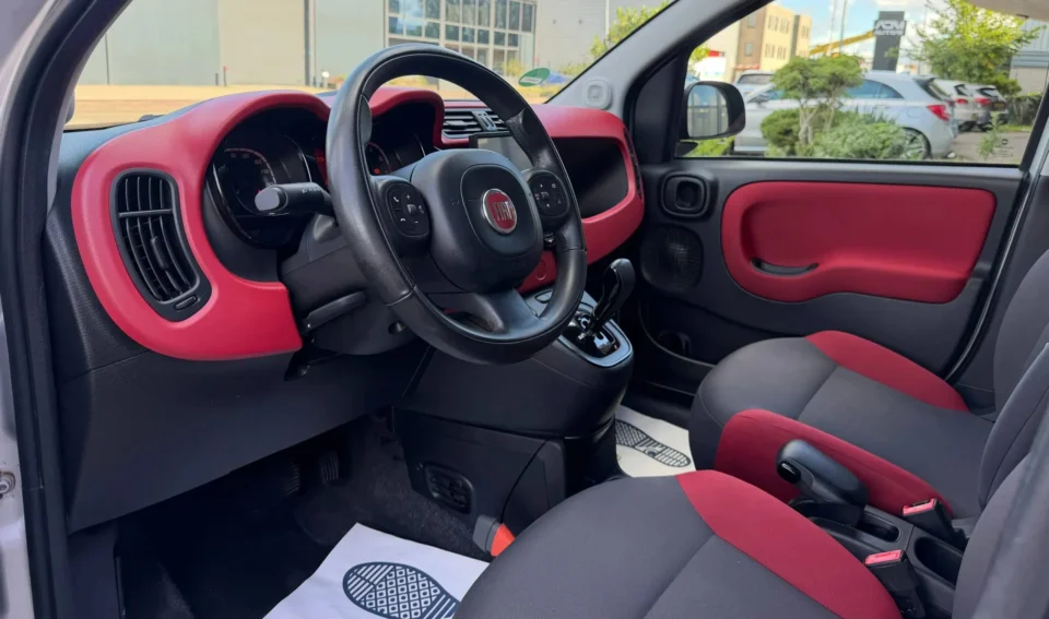 Fiat Panda 0.9 TwinAir Lounge 2015 instrumentenpaneel gefotografeerd door het raam aan de bestuurders kant, binnenaanzicht