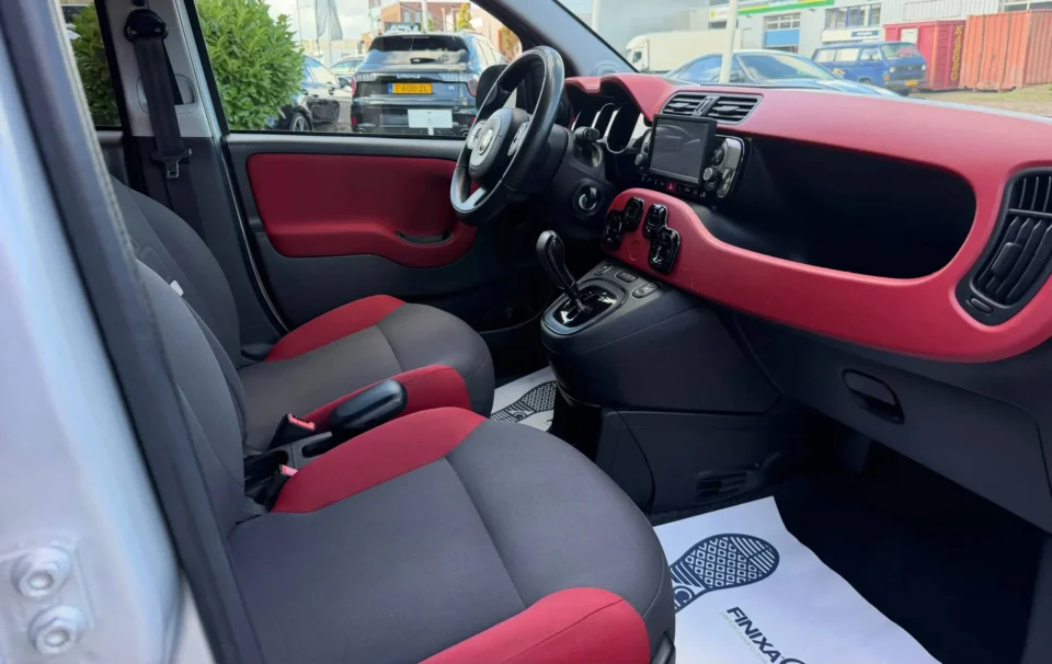 Fiat Panda 0.9 TwinAir Lounge 2015 instrumentenpaneel gefotografeerd door het raam aan de passagiers kant, binnenaanzicht
