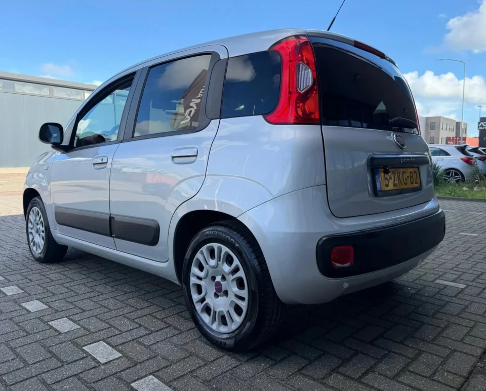 Fiat Panda 0.9 TwinAir Lounge 2015, aanzicht van links achterkant