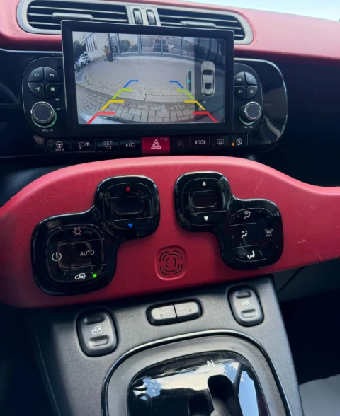 Fiat Panda 0.9 TwinAir Lounge 2015 middenconsole met achteruitrijcamera display en bedieningselementen