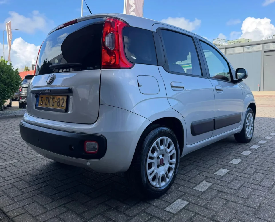 Fiat Panda 0.9 TwinAir Lounge 2015, aanzicht van rechts achterkant