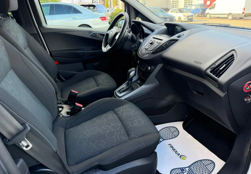 Ford B-Max 1.6 TI-VCT Style 2013 instrumentenpaneel gefotografeerd door het raam aan de passagiers kant, binnenaanzicht