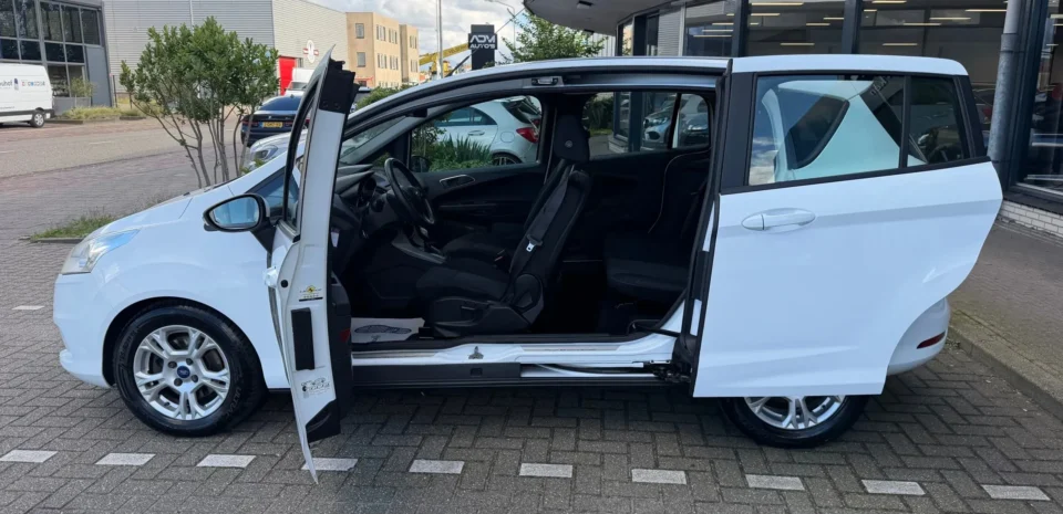 Ford B-Max 1.6 TI-VCT Style 2013 met alle deuren en schuifdeur geopend, interieur zichtbaar