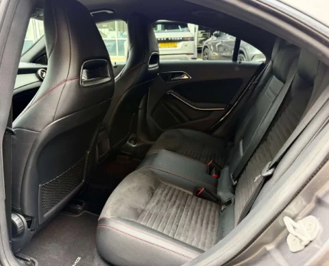 Mercedes CLA 250 4MATIC AMG LINE 2013 achterbank met AMG-gestoffeerde zitplaatsen