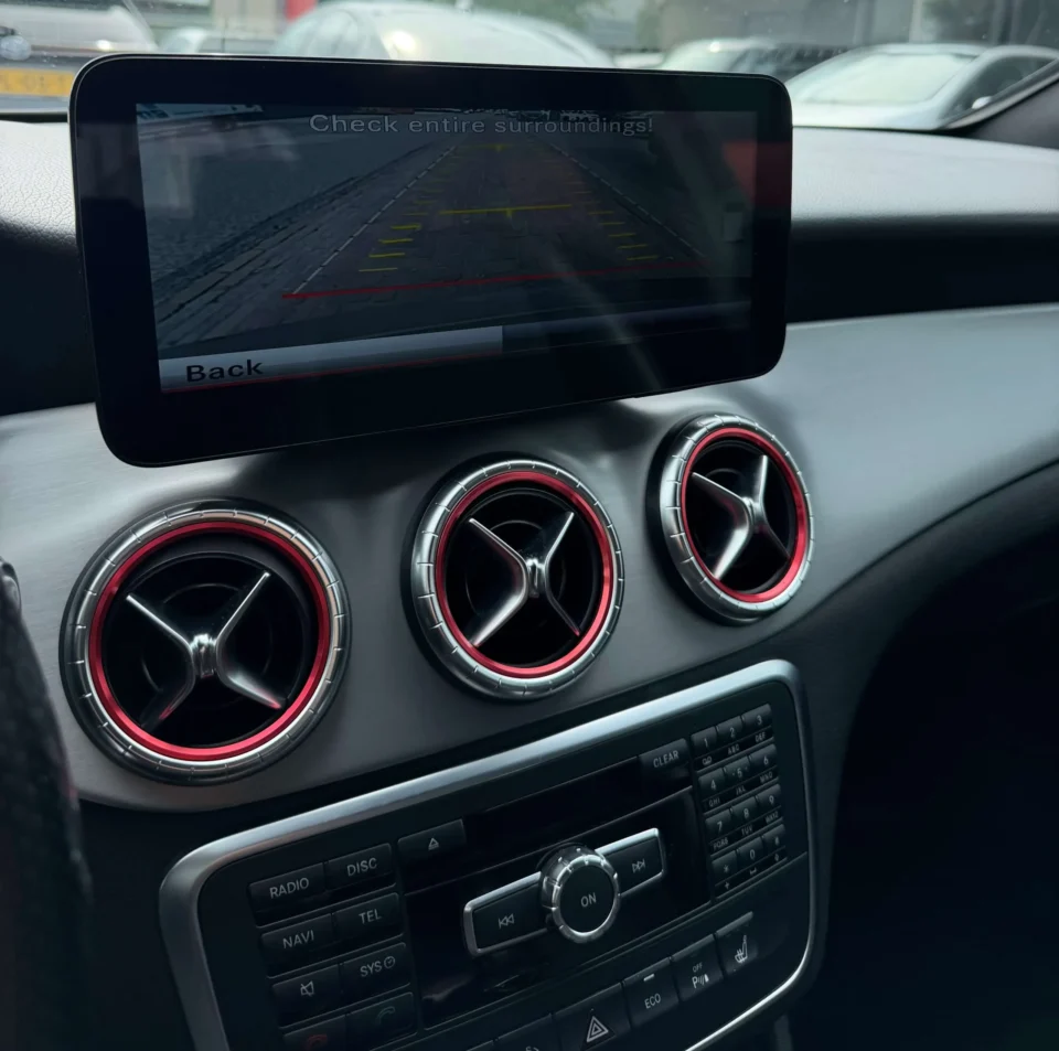 Mercedes CLA 250 4MATIC AMG LINE 2013 centraal infotainment display met navigatie en voertuigbesturingsfuncties