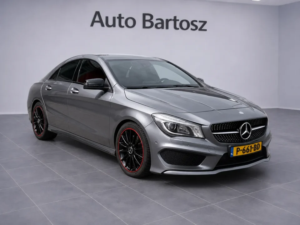 Mercedes CLA 250 4MATIC AMG LINE 2013 in showroom, volledig voertuig zichtbaar