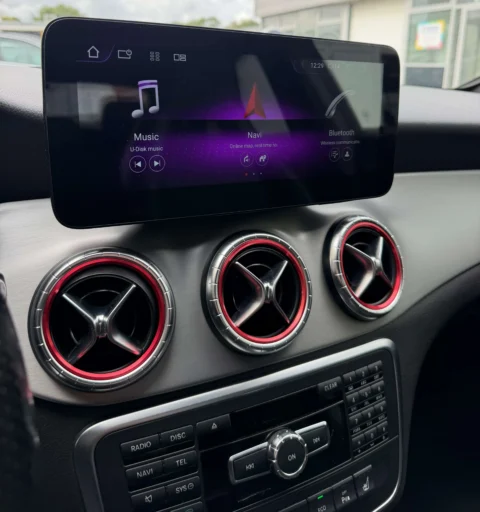 Mercedes CLA 250 4MATIC AMG LINE 2013 centraal infotainment display met navigatie en voertuigbesturingsfuncties