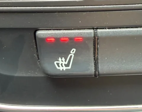 Mercedes CLA 250 4MATIC AMG LINE 2013 stoelverwarming bedieningsknop op het dashboard