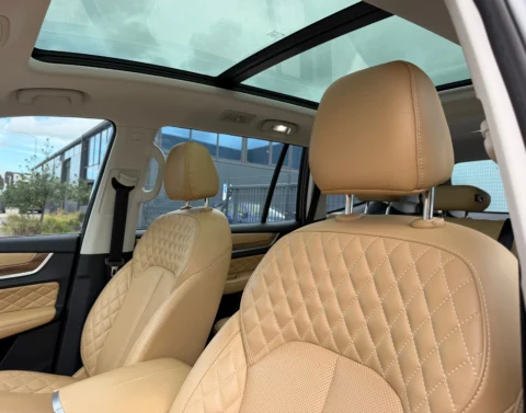 MG RX8 2.0T 4WD Luxury 7 Persoons 2022 interieur met zitplaatsen en panoramisch dak zichtbaar