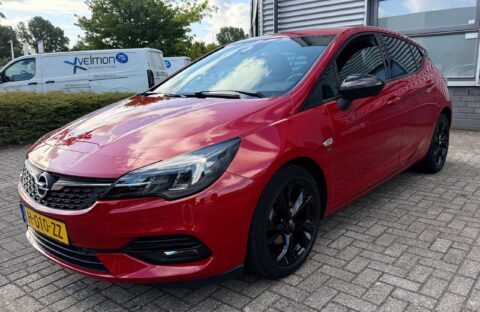 Opel Astra 1.2 Edition 2020, aanzicht van links voorkant