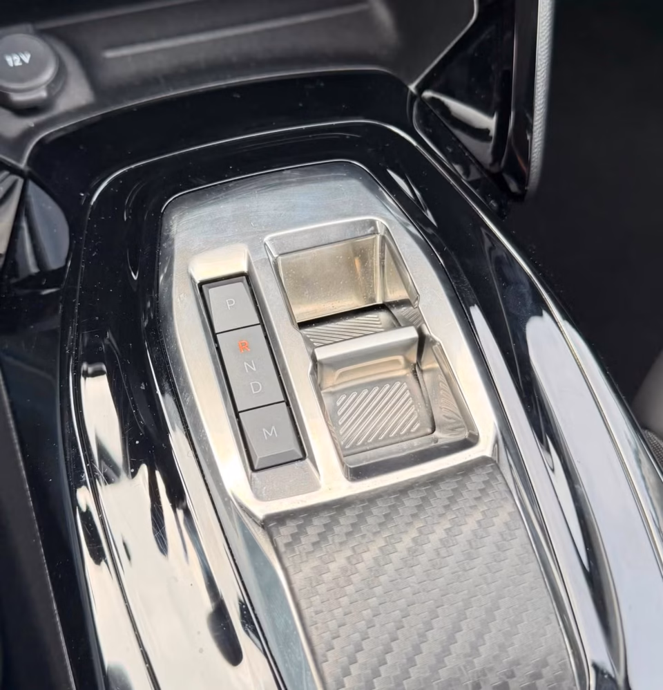 Peugeot 208 1.2 PureTech Allure Pack 2023 automaat versnellingshendel en middenconsole bedieningselementen