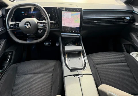 Full dashboard view of Renault Austral 1.2 E-Tech full hybrid 200 techno esprit Alpine 2024