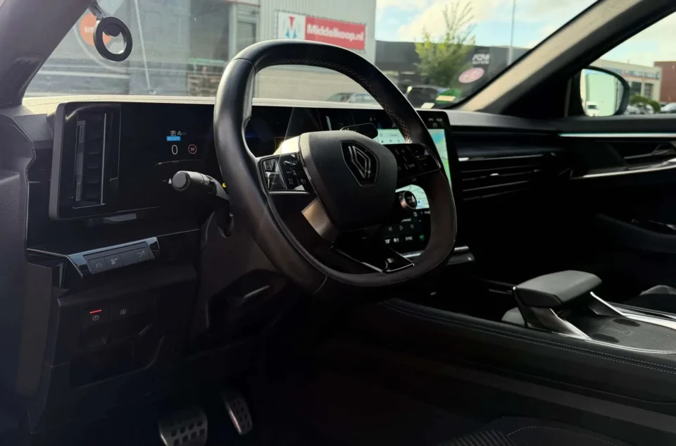 Dashboard view from driver's side of Renault Austral 1.2 E-Tech full hybrid 200 techno esprit Alpine 2024