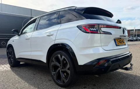 Left rear three-quarter view of Renault Austral 1.2 E-Tech full hybrid 200 techno esprit Alpine 2024