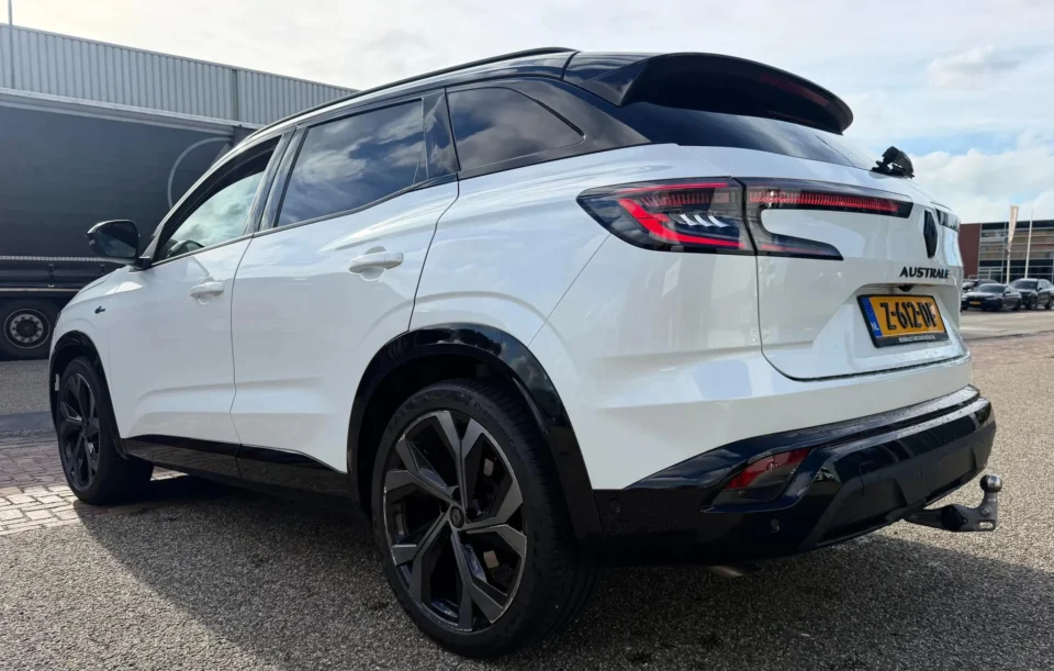 Left rear three-quarter view of Renault Austral 1.2 E-Tech full hybrid 200 techno esprit Alpine 2024