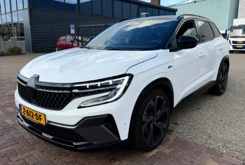 Left front three-quarter view of Renault Austral 1.2 E-Tech full hybrid 200 techno esprit Alpine 2024