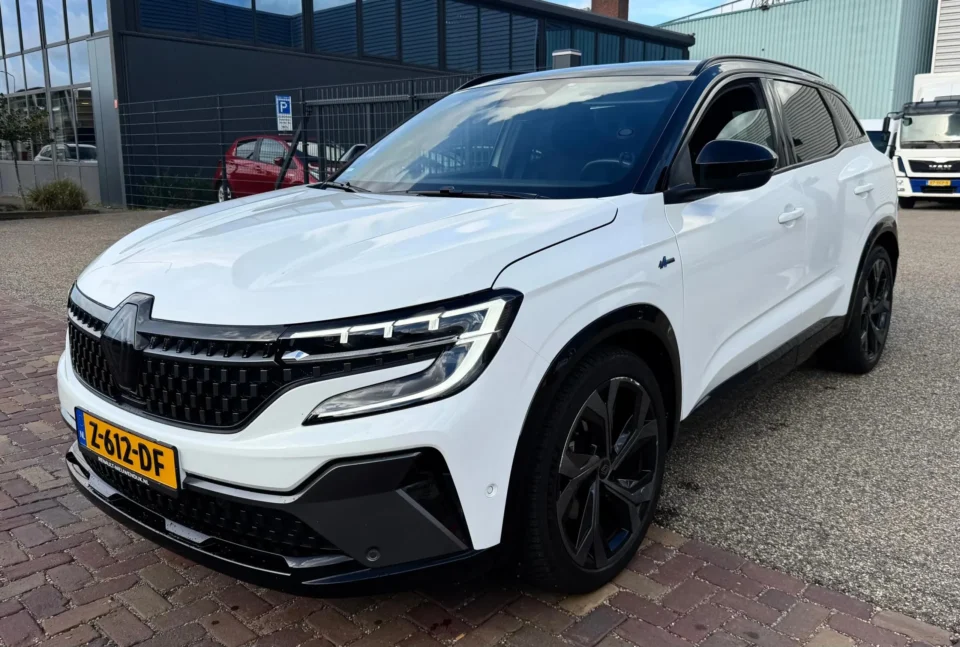 Left front three-quarter view of Renault Austral 1.2 E-Tech full hybrid 200 techno esprit Alpine 2024