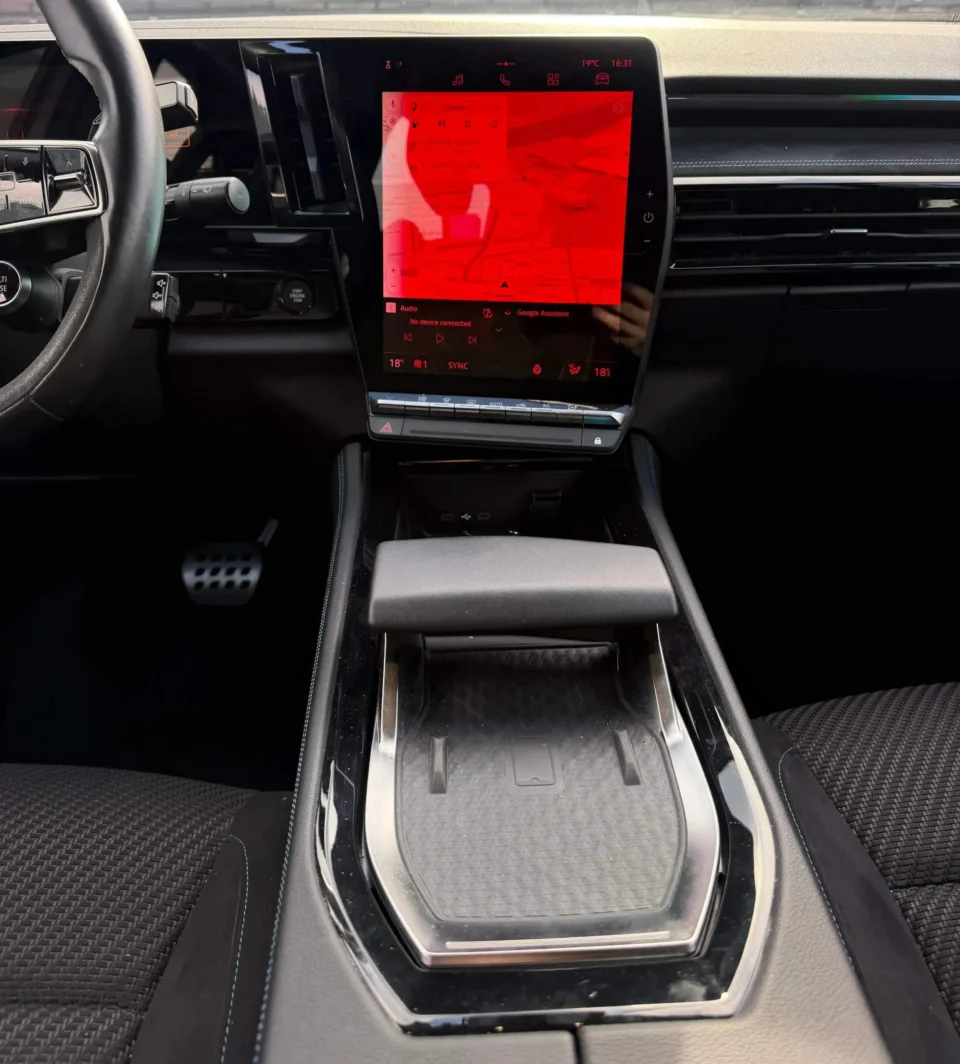 Center console detail of Renault Austral 1.2 E-Tech full hybrid 200 techno esprit Alpine 2024