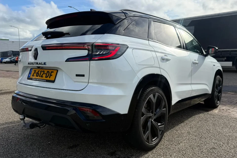 Right rear three-quarter view of Renault Austral 1.2 E-Tech full hybrid 200 techno esprit Alpine 2024