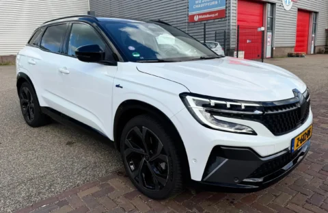 Right front three-quarter view of Renault Austral 1.2 E-Tech full hybrid 200 techno esprit Alpine 2024